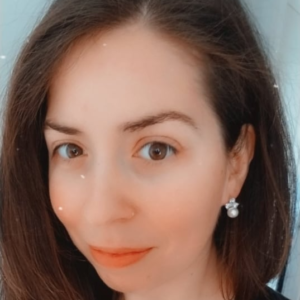 Stud earrings adorned with 3 zircon stones and a faux pearl, creating a warm and elegant look.