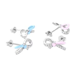 Paire de boucles d’oreilles délicates en forme de nœud infini argenté serti de pierres scintillantes, agrémentées d’un détail rose pâle. Pair of delicate infinity bow-shaped silver earrings adorned with sparkling stones and a pale pink center detail.