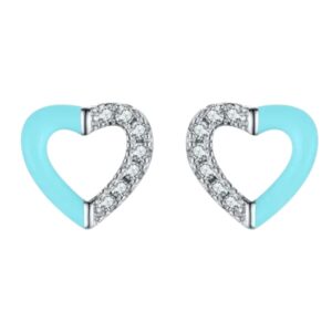 Paire de boucles d’oreilles en forme de cœur ouvert, composées d’un côté bleu et d’un côté argenté serti de pierres scintillantes. Pair of open heart-shaped earrings featuring one smooth blue side and one silver side adorned with sparkling stones.