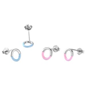 Paire de boucles d’oreilles circulaires argentées avec une moitié inférieure rose pâle. Pair of circular silver earrings featuring a glossy pale pink lower half.